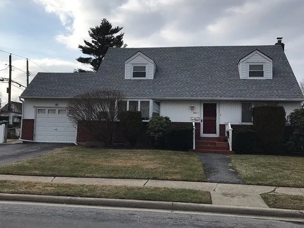 80 Elmwood St, Plainview, NY 11803