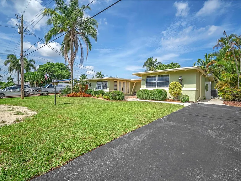 2555 Nassau Ln — Photo 2