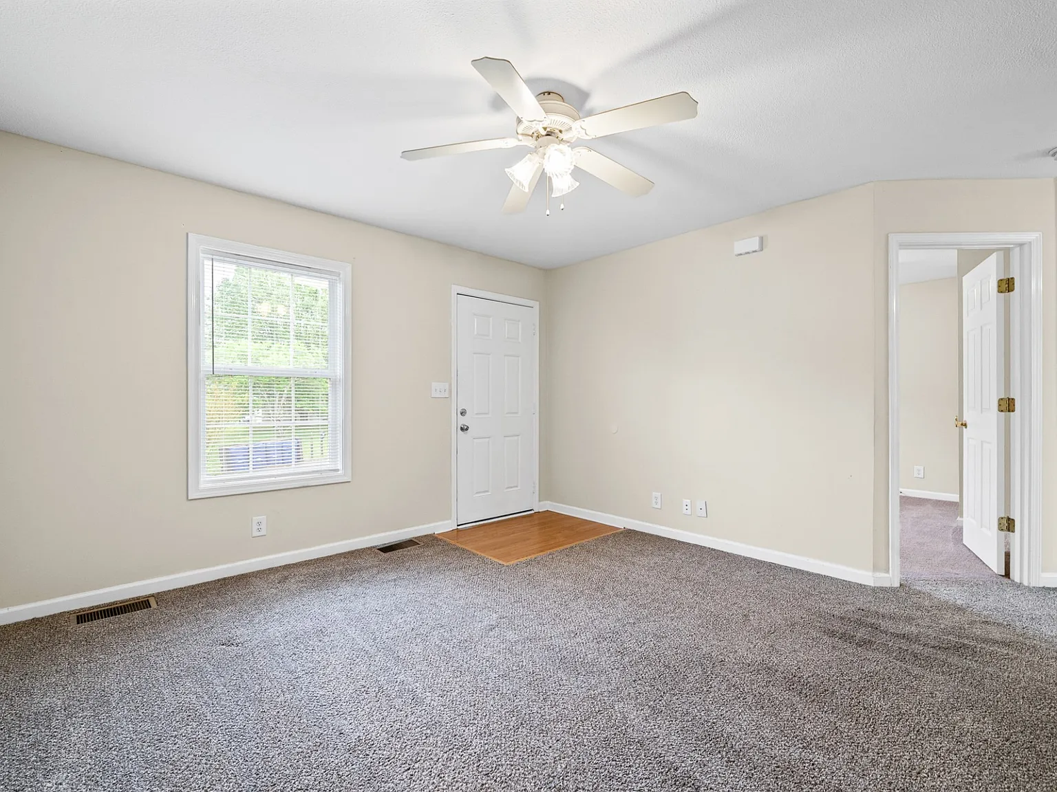 2 bed, 1.0 bath, 1000 sqft, $895 — Photo 3
