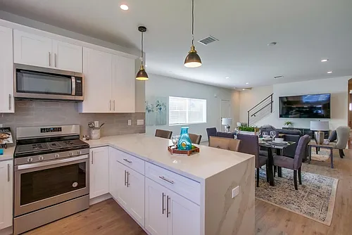 4142-4158 Nordica St Photo 1