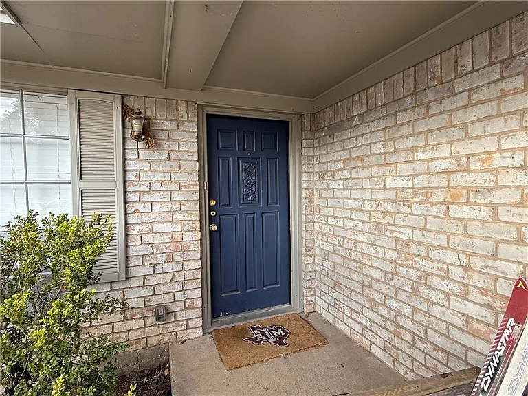 1213 S Ridgefield Cir — Photo 2