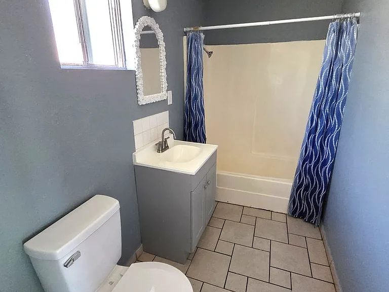 460 N Elmwood Ave — Photo 4