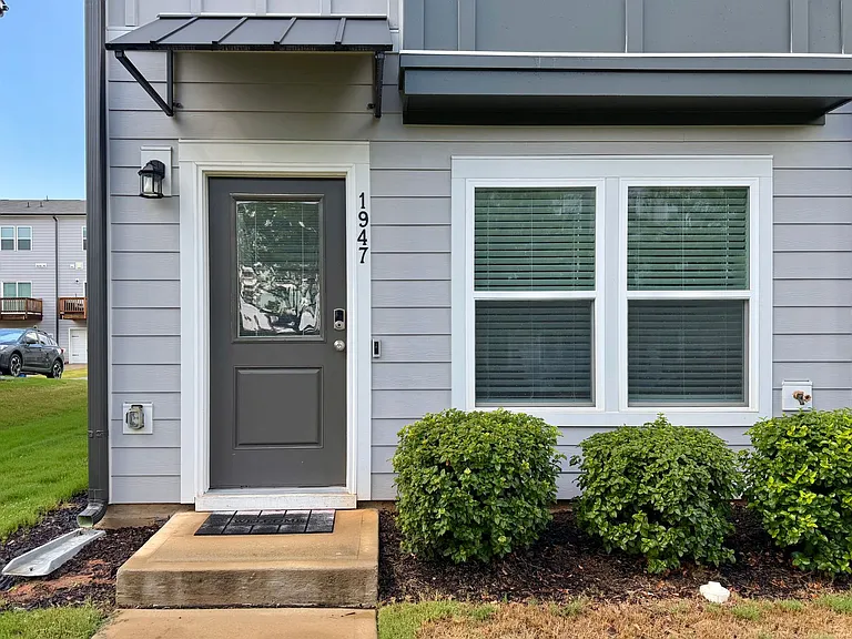1947 Robin Hill Ln — Photo 3