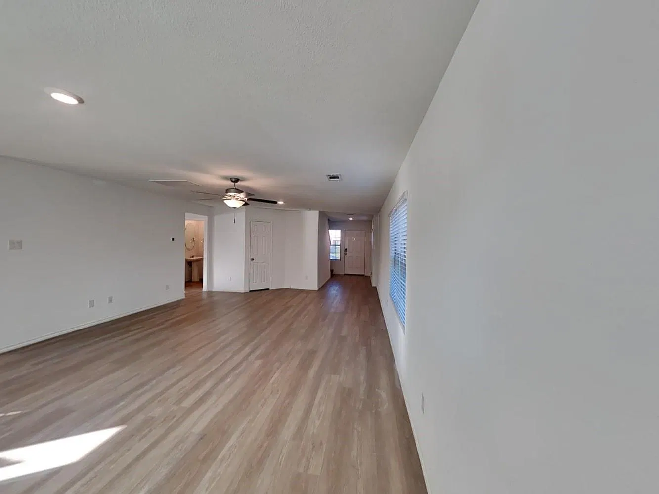 4 bed, 2.5 bath, 2300 sqft, $2,070 — Photo 4
