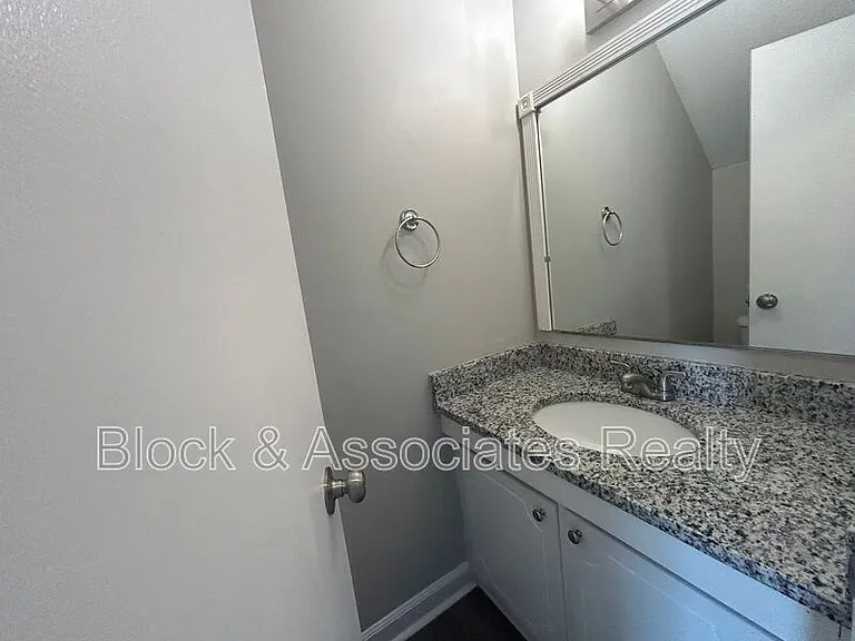 504 S Cherry St — Photo 7