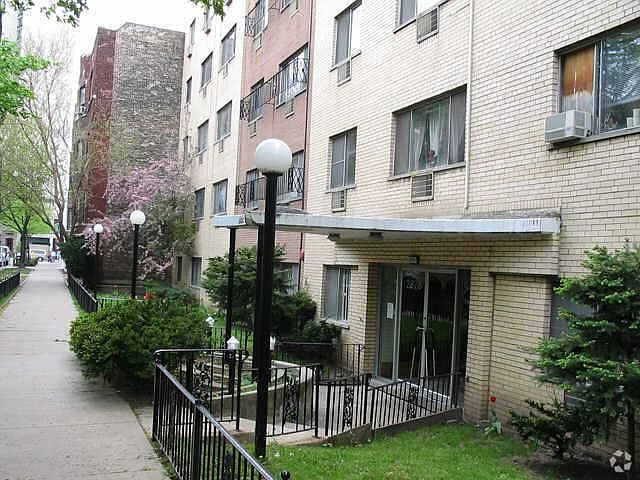 1st image of 2829 N Cambridge Ave #527