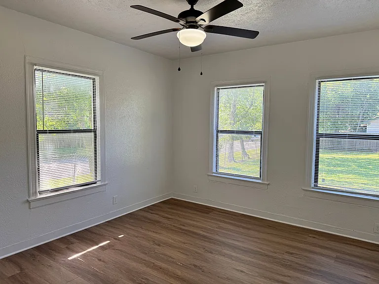 2137 Avenue J — Photo 15