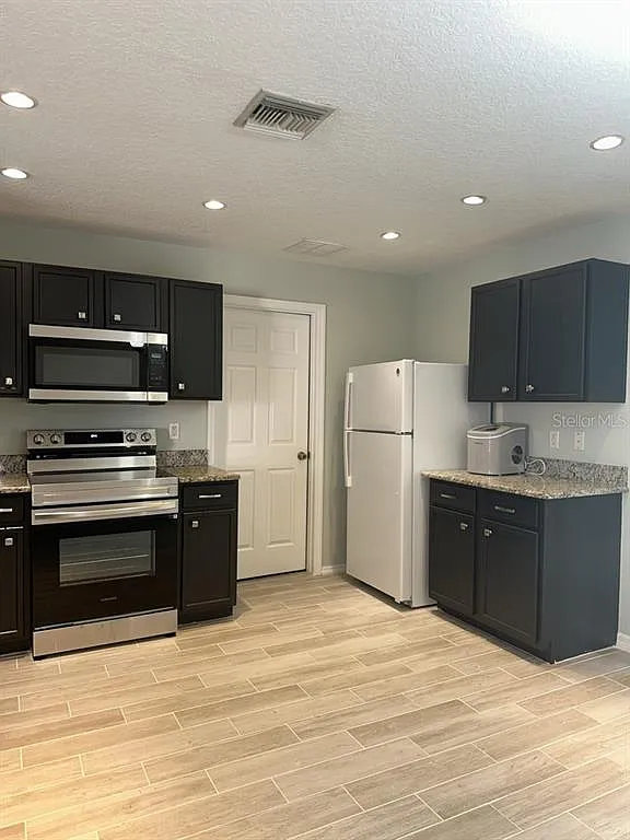 3 bed, 2.0 bath, 1482 sqft, $2,350 — Photo 2