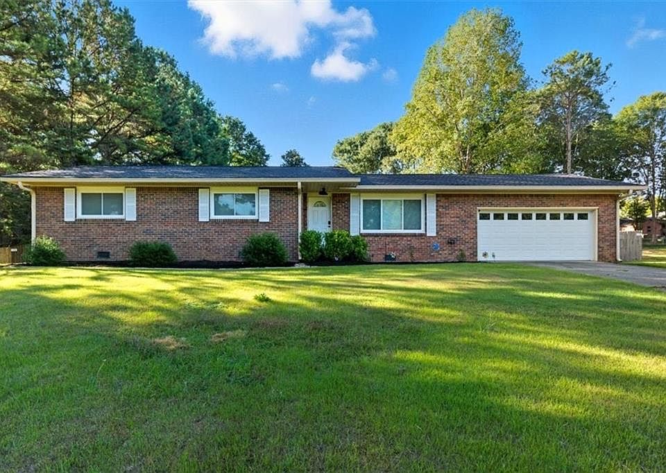 1st image of 2567 Twin Oaks Dr SW