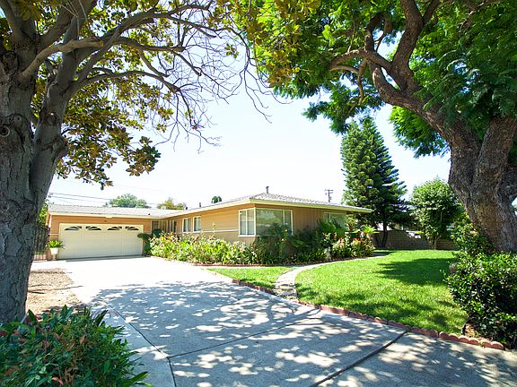 3rd image of 9762 Orangewood Ave