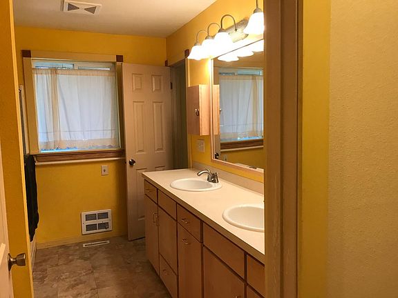 Master bathroom, 2 sinks