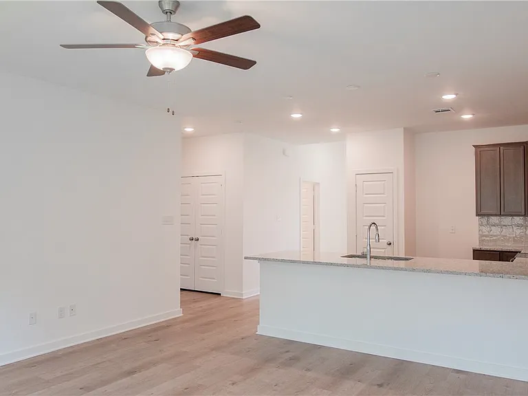 5689 Fox Bluff Dr — Photo 6
