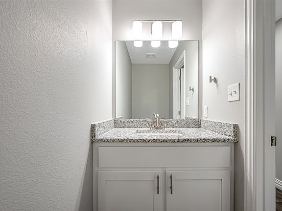 5th image of 905-907 W Collins St