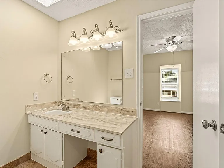 496 N Post Oak Ln #496 — Photo 21
