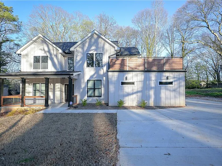 1452 Lockwood Dr SW — Photo 1