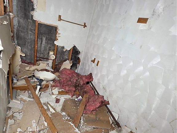 5th image of 384 Turner St