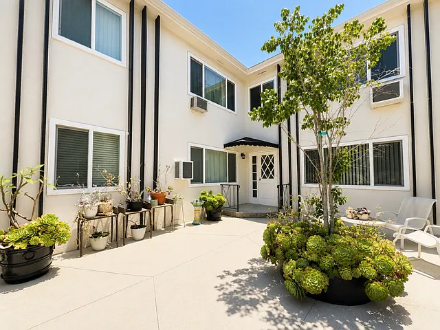 1624 N Alexandria Ave #3 — Photo 2