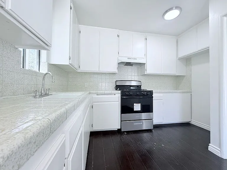 4810 Cahuenga Blvd — Photo 4