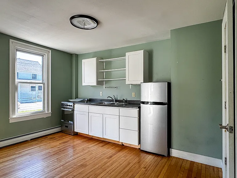 1372 Main St #1 — Photo 4