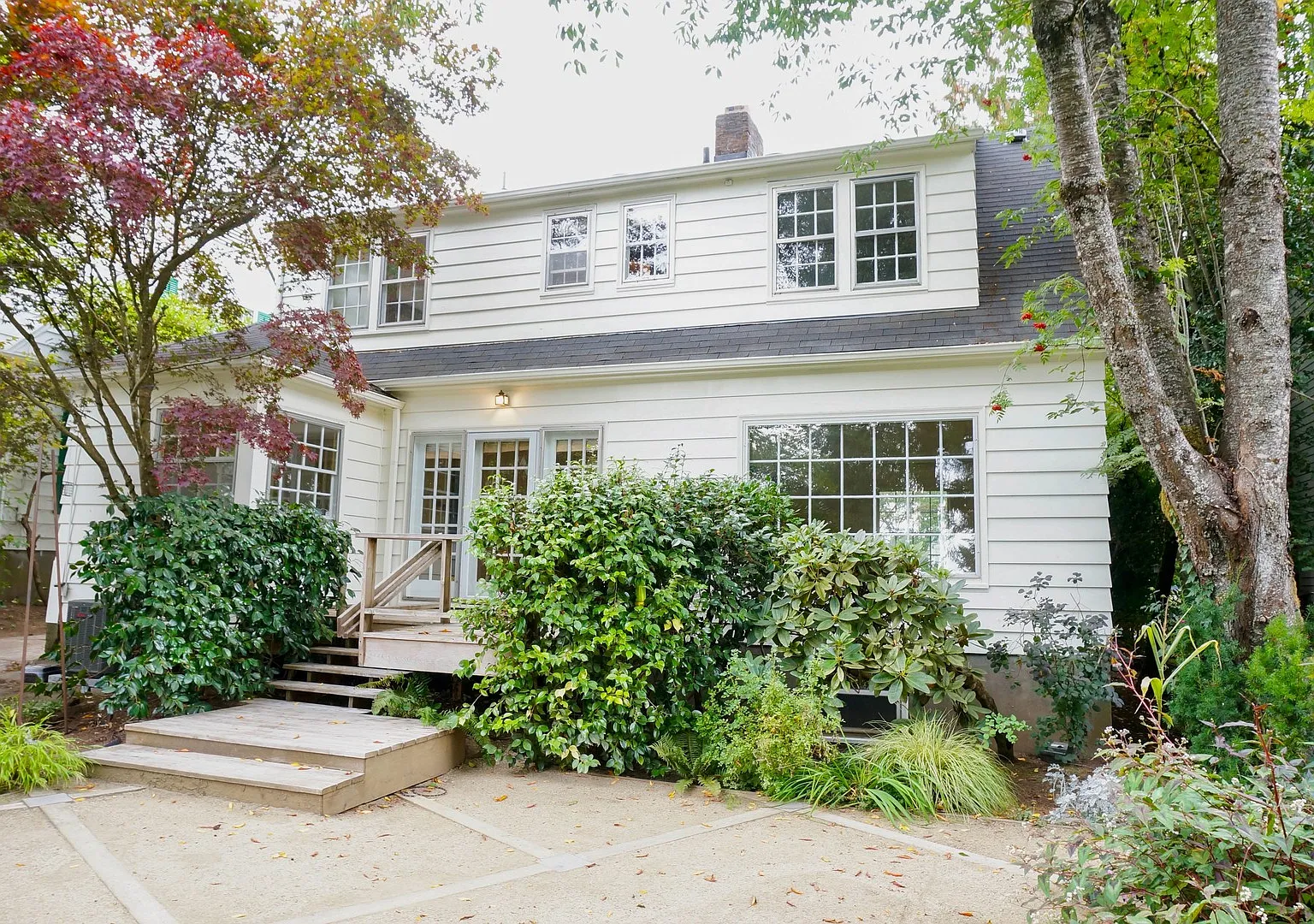 Beautiful Dream Home in the Southwest Hills! Call now to live amongst the trees! — Photo 2