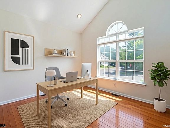 5th image of 2 Pickering Cir