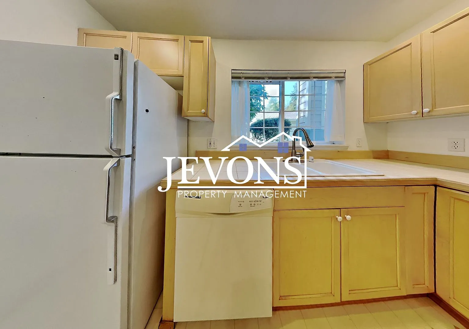 Condo with Swimming Pool and Private Enclosed 1-Car Garage in Klahanie Neighborhood — Photo 2