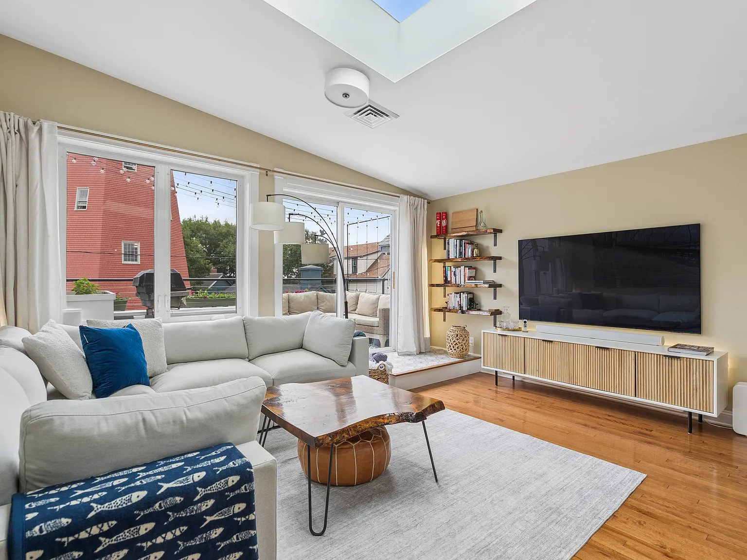 2 bed, 1580 sqft, $5,250 — Photo 2