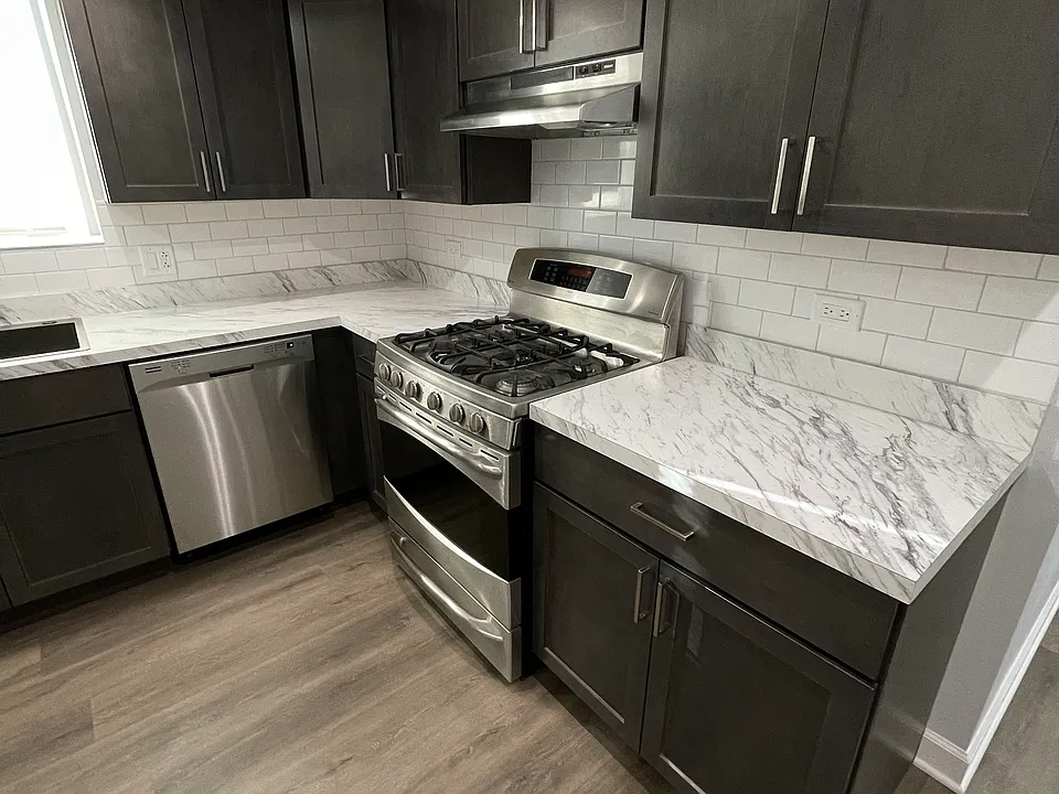White subway backsplash in the kitchen
