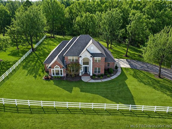 3rd image of 2325 W Lowry Rd