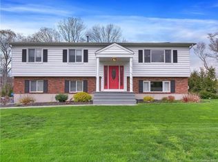 8 Termakay Dr, New City, NY 10956