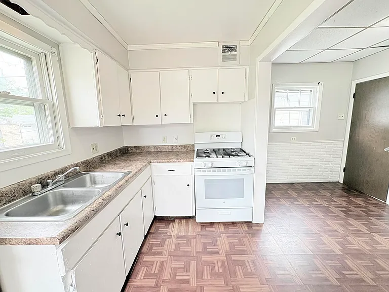 1019 Booth Ave — Photo 11