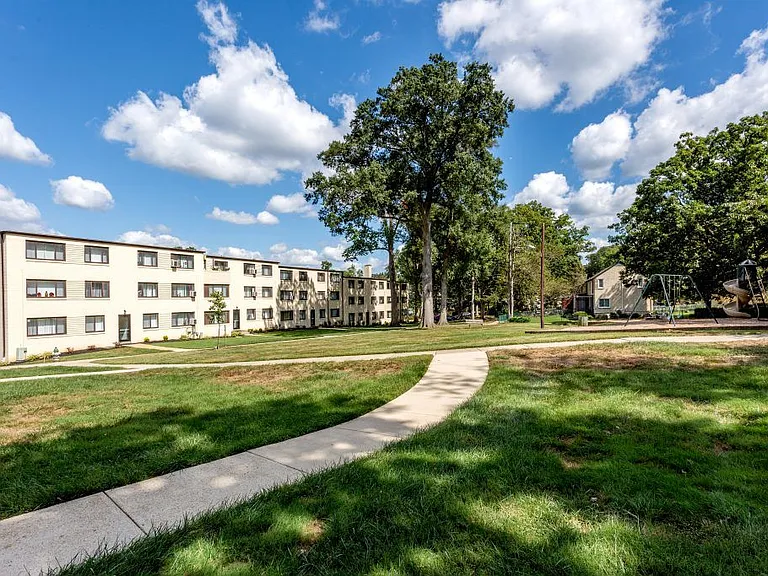 Crescent Square — Photo 19