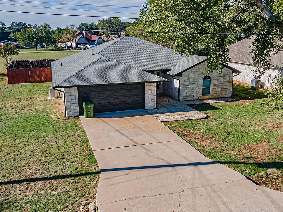 Large corner lot. Lawncare provided by landlord