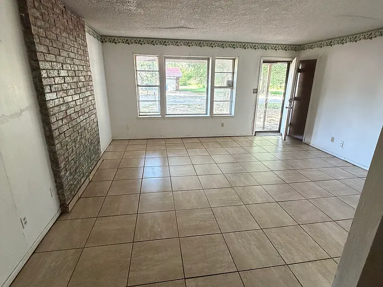 1911 Redbud St — Photo 3