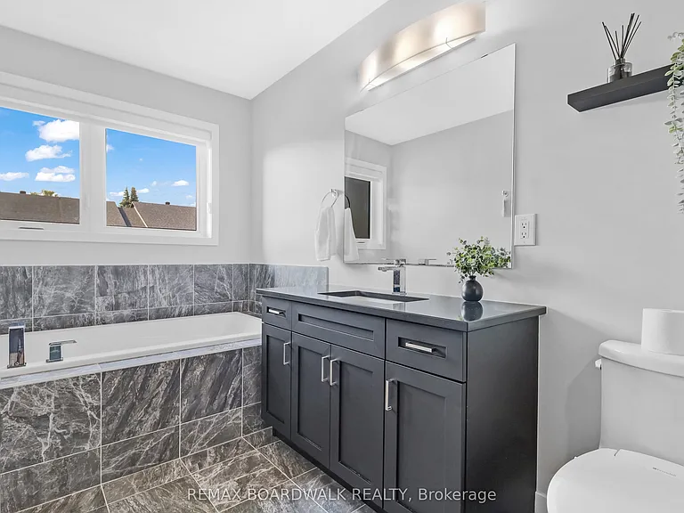232 Bristol Cres — Photo 19