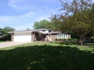 9S329 Cumnor Rd, Downers Grove, IL 60516