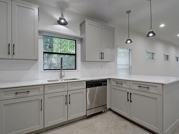 5th image of 1915 David St