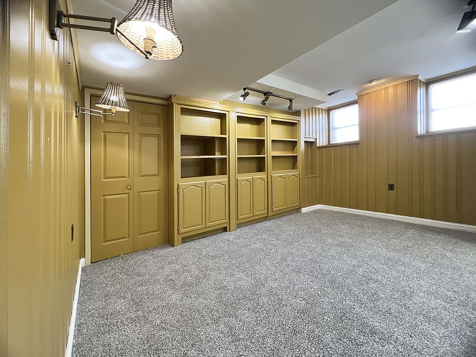 Bedroom #1- has new carpet and fresh paint.