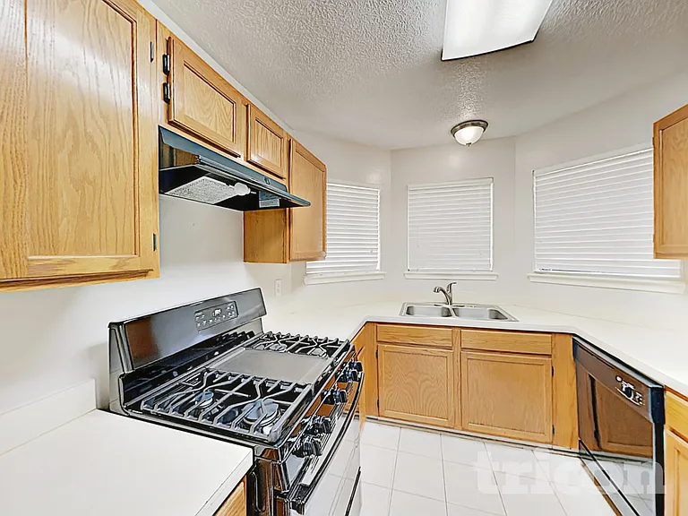 1050 Maclesby Ln — Photo 8