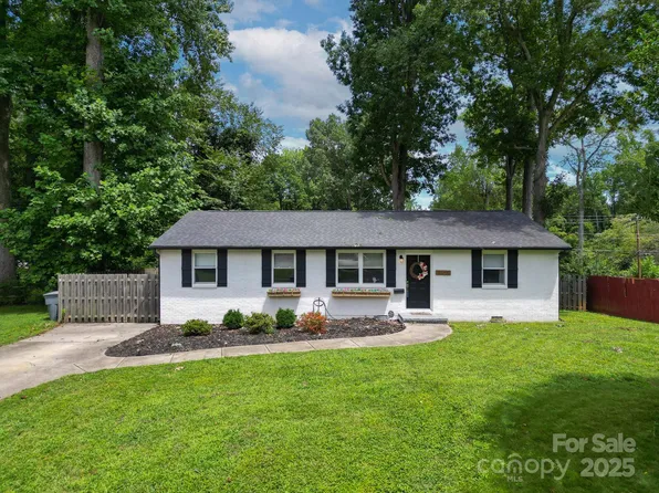 3725 Sudbury Rd, Charlotte, NC 28205