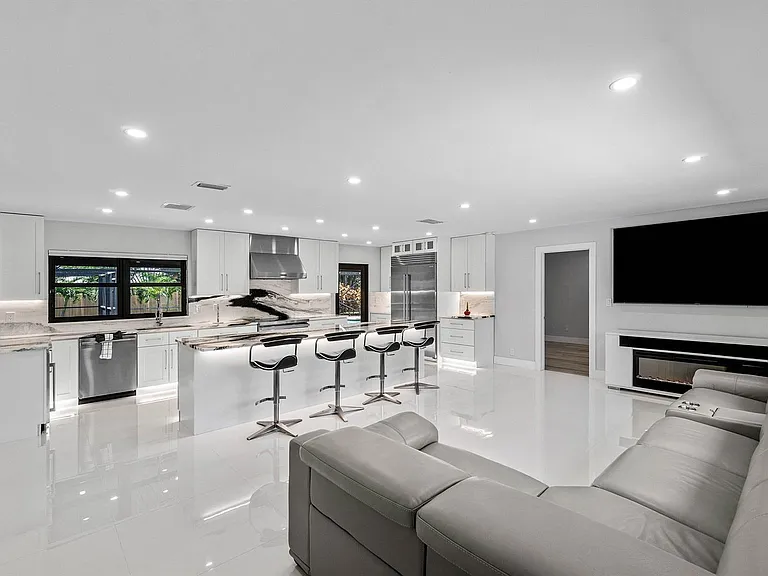 820 SW 16th St — Photo 4