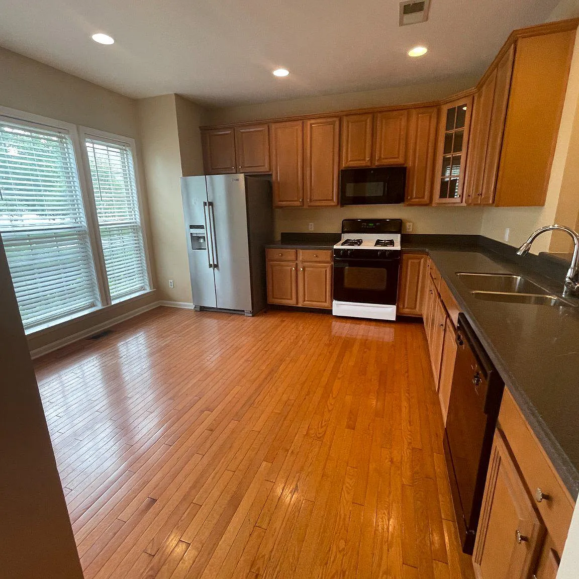 3 bed, 2.5 bath, 2016 sqft, $3,000 — Photo 3