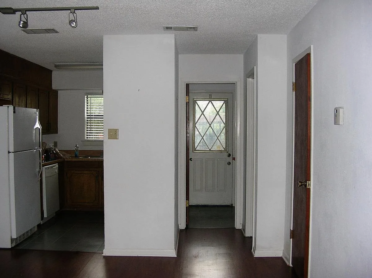 2 bed, 1.5 bath, 1000 sqft, $1,400 — Photo 3