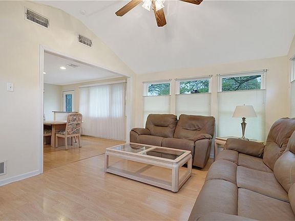 4th image of 119 Laurel Blvd