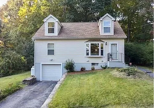 120 Mason Ave Photo 1
