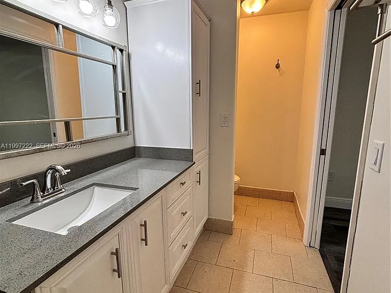 821 W Beckley Sq — Photo 12