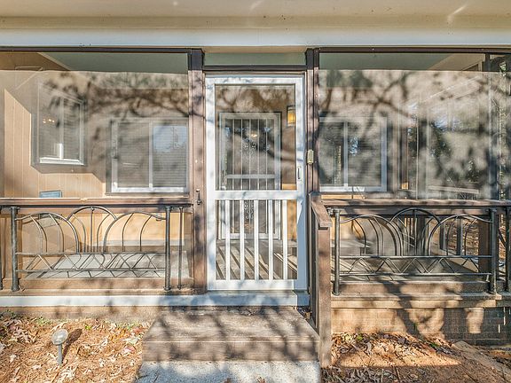 5th image of 596 Hillcrest Dr