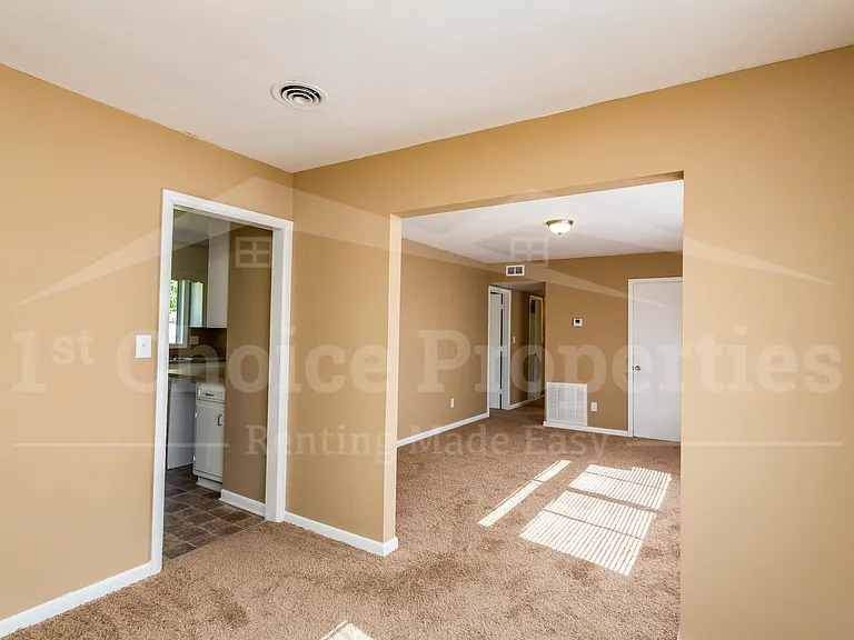 1332 Lake Ln NE — Photo 9