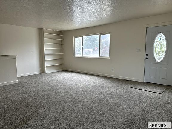 3rd image of 3975 Henderson Ln