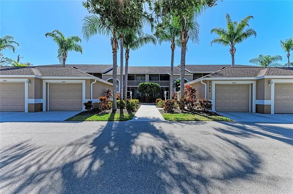 2 bed, 2.0 bath, 1350 sqft, $2,200 — Photo 2
